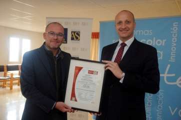 Álamo y un representación d Mediterránea de Catering muestra el diploma acreditativo de la certificación (Foto TA)