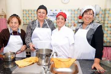 Imagen del taller de cocina sana impartido esta tarde en la A.V. El Roque Azucarero (Foto Antonio Alí)