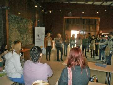 La alcaldesa y la concejala de Desarrollo con alumnos del proyecto en la Máquina del Azúcar (Foto TA)