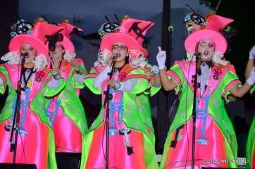 Momento de la actuación de una de las murgas (Foto Antonio Alí)