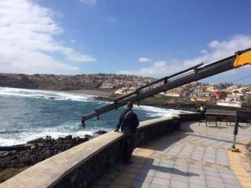 Momento de la retirada del colector, este viernes (Foto TA)