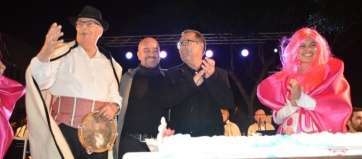 Los directores de Los Sabandeños y Los Coquillos apagan las velas de una gran tarta por sus respectivos aniversarios (Foto TA)