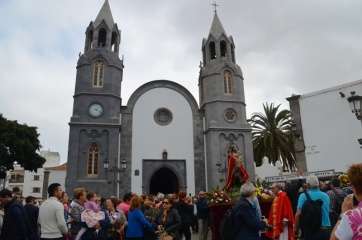 La procesión, en la plaza de San Juan (foto TA)
