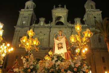 Imagen de la procesión del Santo Encuentro con la fachada de la Catedral de Santa Anta de fondo (Foto Jesús Ruiz Mesa)