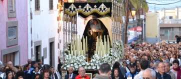 El paso de La Dolorosa de Luján Pérez a su paso por la calle Doramas (Foto TA)