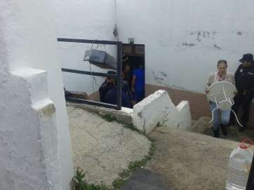 Imagen del desahucio de la vivienda efectuado esta mañana (Foto TA)