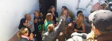 Los afectados por el desalojo atienden a los medios de comunicación (Foto TA)