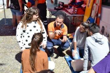 Escolares aprenden los ejercicios de reanimación (Foto TA)