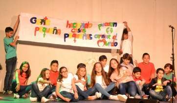 Actuación de un grupo de alumnos del Enrique de Ossó (Foto TA)