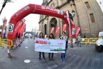 Entrega del cheque (Foto TA)