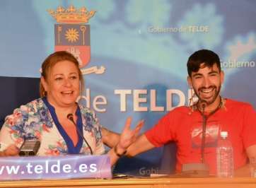 La alcaldesa Mari Carmen Castellano junto a Adrián 