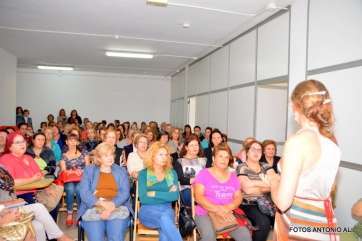Más de medio centenar de mujeres presenciaron esta tarde la conferencia de Gesthal Lydia en Telde (Foto Antonio Alí)