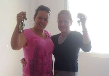 Itahisa y Begoña Pérez muestran las llaves de sus viviendas (Foto TA)