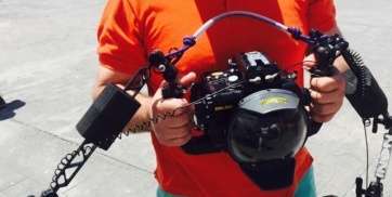 Uno de los miembros de los equipos muestra la cámara usada en este concurso (Foto TA)