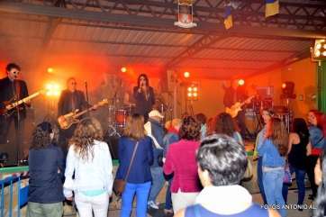 Los Lolas, anoche en el escenario de la plaza de El Calero (Foto Antonio Alí)