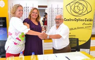 Momento de la firma del acuerdo de colaboración entre el Ayuntamiento de Telde y el Centro Óptico (Foto TA)
