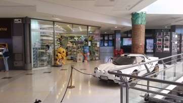 Imágenes de la exposición de coches en el C.C. La Ballena (Foto TA)