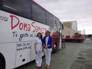 La concejala de Sanidad, María González Calderín, con una técnica del ICHH (Foto TA)