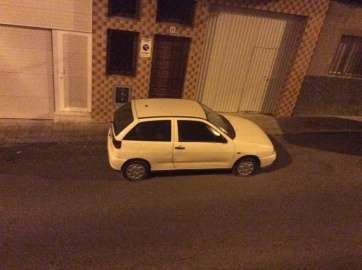 Imagen del coche abandonado, objeto de la denuncia vecinal (Foto TA)