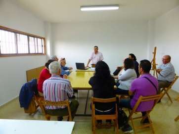 Momento de la reunión celebrada días atrás de vecinos del sector de Piedra Grande en La Pardilla (Foto TA)