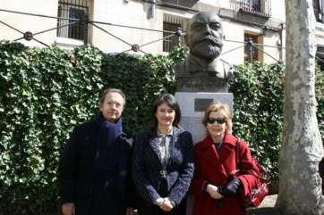José Rodas, con su esposa (d) y la entonces consejera de Cultura de Cabildo, Luz Caballero, en marzo de 2010 (Foto Jesús Ruiz Mesa)