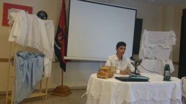 El joven Yerobe Santana da una charla sobre vestimenta canaria en la A.V. El Roque Azucarero (Foto TA)