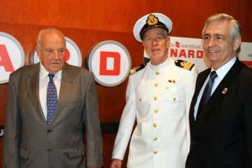 Momento de la visita del capitán del Queen Victoria a la muestra (Foto Jesús Ruiz Mesa)