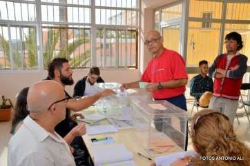 Los votantes de un colegio electoral del Valle de Jiinámar, durante la jornada electoral del domingo (Foto TA)