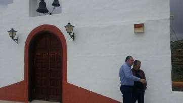 El concejal de Obras Públicas supervisa los trabajos de remozamiento del barrio (Foto TA)