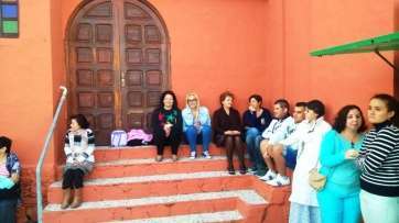 Vecinos de La Gavia, ayer en la plaza del barrio (Foto TA)