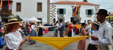 Grupo de baile en la plaza de San Juan (Foto TA)