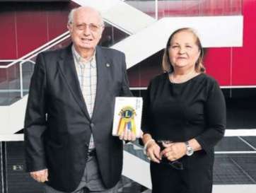 Francisco Artiles y Rosa Nordelo, con el símbolo del leonismo (Foto Arcadio Suárez-C7)