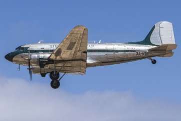 El DCÂ·3 ZS-NTE, esta tarde sobrevolando el cielo de Gran Canaria (Foto TA)