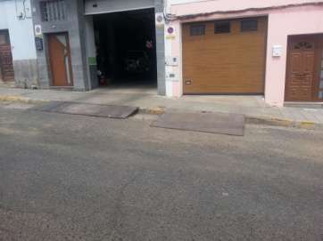 Imagen de la zanja abierta para instalar fibra óptica en la calle Arapiles (Foto TA)
