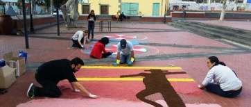 Momento de la confección de las alfombras (Foto TA)