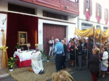 La procesión hace un alto en una de las capillas montadas en la calle de Doramas (Foto TA)