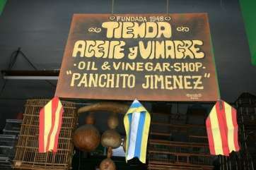 Cartel de la antigua tienda de aceite y vinagre ubicada en San Juan (Foto TA)