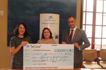 Laura Pereira, directora de la Delegación Las Palmas de Aldeas Infantiles S.O.S.; MÂª Cristina Laurino, colaboradora de Aldeas Infantiles S.O.S.; y Armando Rodríguez, director de área de negocio de CaixaBank en Gran Canaria (Foto TA)