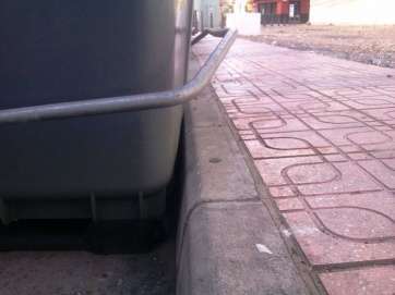 Recipiente con pedal ubicado en la calle de Luis González Pérez (Foto TA)