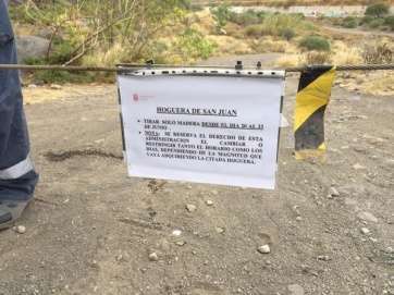 Cartel indicativo sobre el depósito de madera para la hoguera de San Juan (Foto TA)