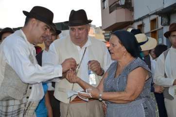Los ediles Diego Ojeda y Juan Martel prueban pescado recién asado (Foto TA)