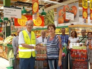Imagen de la entrega del lote de productos al Banco de Alimentos de Las Palmas (Foto TA)