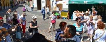 Extranjeros en la muestra de artesanía (Foto TA)