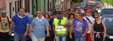 El grupo de peregrinos, esta tarde a la salida del barrio de El Ejido (Foto Antonio Alí)