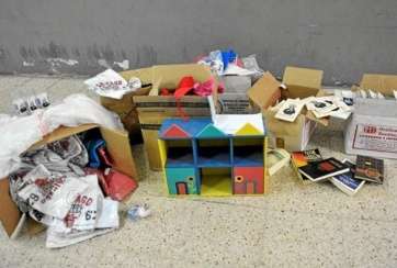 Conjunto de cajas que los vecinos se llevaron del contenedor que está situado junto al templo de Santa Rita (Foto Gerardo Montesdeoca-C7)