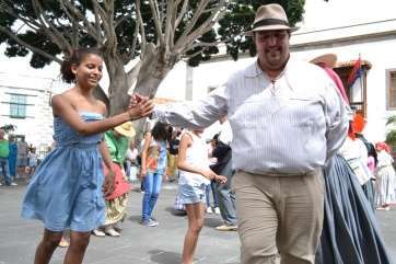 Una niña saharaui baila una polka, en la plaza de San Juan (Foto TA)