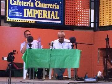 Momento del pregón de esta noche en Las Huesas (Foto TA)