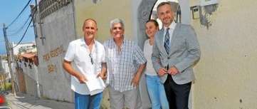 Miembros de la famila con su abogado (Foto Juan Carlos Alonso)