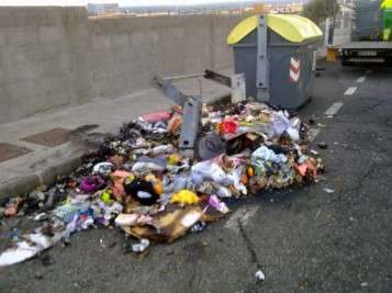 Imagen de archivo de un contenedor quemado (Foto TA)