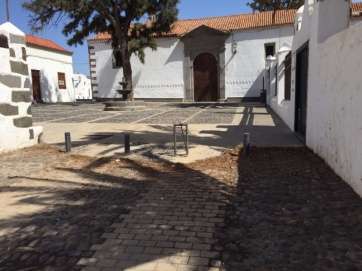 Pinocha acumulada en uno de los accesos de la plaza de San Francisco (Foto TA)